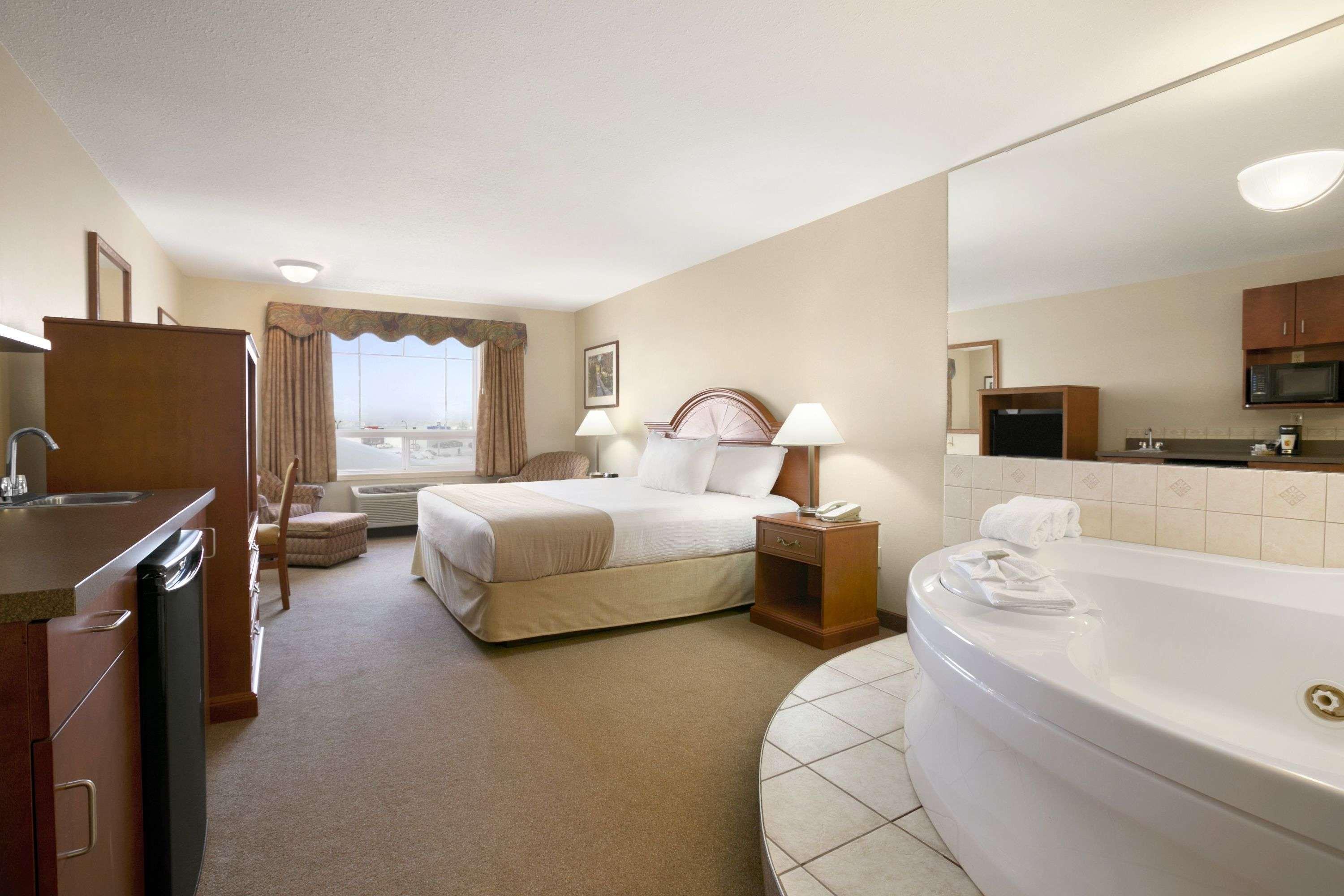 Super 8 By Wyndham High Level Ab Hotel Ngoại thất bức ảnh